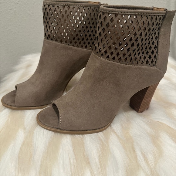 Report ankle booties, taupe size 7. - Picture 6 of 6